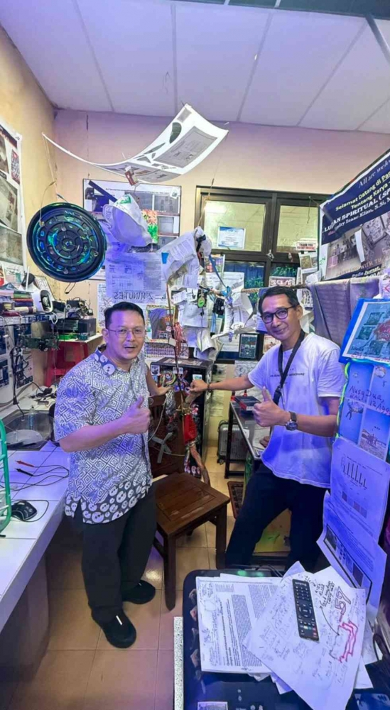 (Sumber pribadi) Tampak Prof. Husni Teja Sukmana asal UIN Syarif Hidayatullah, Jakarta & Prof. H.I. Elim, EAT Lab, CAP.