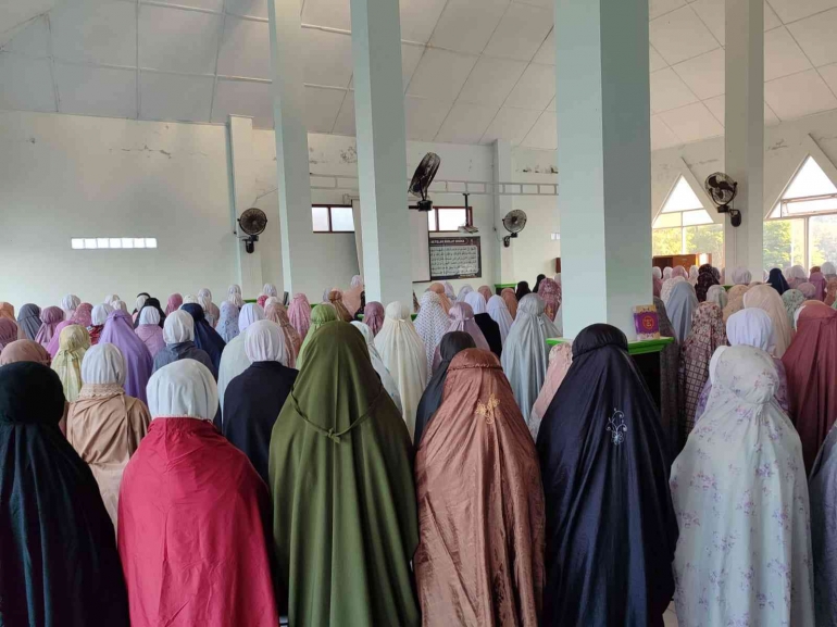 Siswa putri juga khusyuk dan rapi shofnya saat menjalankan shalat Dhuha (Suber: Dok. Foto Pribadi)