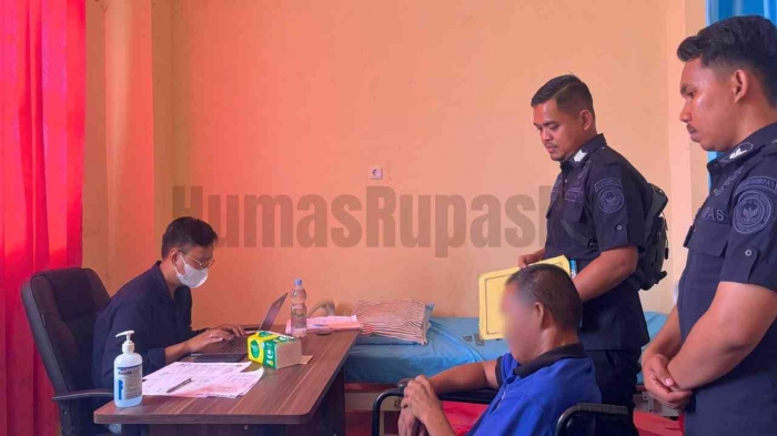 Rujukan medis dilakukan setelah pemeriksaan di Klinik Pratama Rutan, disertai koordinasi dengan dokter rumah sakit