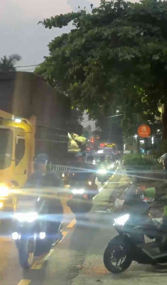 Depok -- Arus lalu lintas mengalami kepadatan saat jam pulang kerja pada sore hari. Sejumlah kendaraan roda dua dan roda empat terlihat memadati jalan raya.