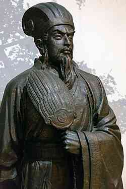 Patung Zhuge Liang didedikasikan untuk menghormati beliau. Lokasi patung: Temple of Marquis Wu di kawasan Wuzhang Plains (), Baoji, Provinsi Shaanxi, Tiongkok. Informasi foto aslinya mencatat patung ini difoto pada 3 September 2016 di lokasi tersebut. Sumber : Wikimedia Commons