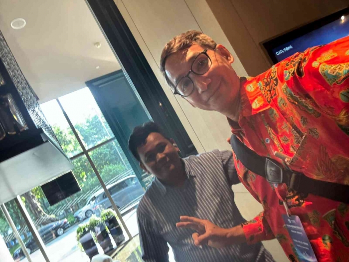 (Selfie photo of I from Indonesia and Mr. Savan, Cambodia) The starting point of the journy from our Hotel of Sheraton Shenzhen Nanshan.