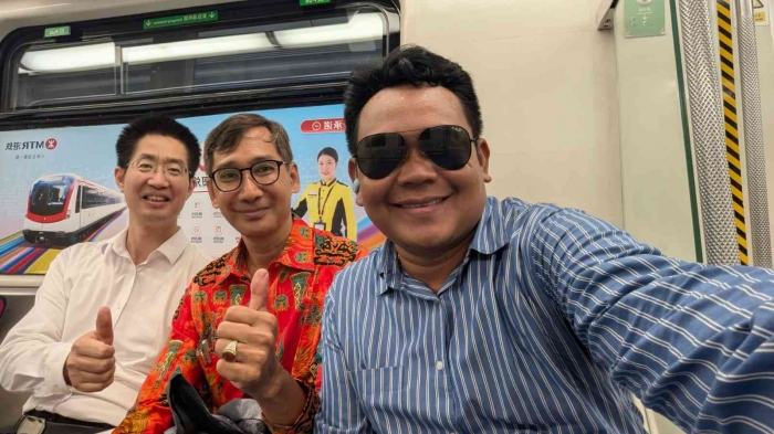 (Selfie photo taken by Mr. Savan, Cambodia government officer) I, Mr. Savan and a good Samaritan (Mr John) that we met as our guide to show us the effective way to Shenzhen bay park.