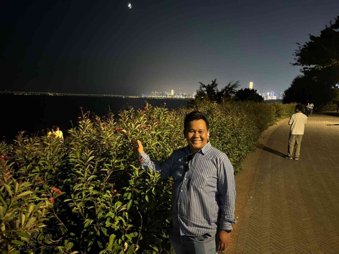 (Own photo using HP) Mr. Savan seems very glad to enjoy for the first time in Shenzen Bay Park.