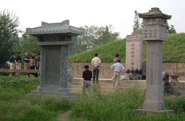 Kompleks Makam Zhou Yu di LujiangBerlokasi di Kabupaten Lujiang, Hefei, Provinsi Anhui, situs ini merupakan kompleks pemakaman dan memorial resmi sang panglima. Di sini terdapat patung ikonik Zhou Yu yang mengenakan jubah putih khas (