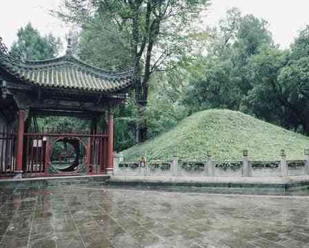 Kompleks makam asli Zhuge Liang (Wuhou Tomb) yang terletak di kaki Gunung Dingjun, Kabupaten Mian, Hanzhong, Provinsi Shaanxi, Tiongkok. Berbeda dengan Kuil Wuhou di Chengdu yang sangat ramai dan hanya berisi makam Liu Bei, lokasi di Shaanxi ini merupakan tempat peristirahatan terakhir yang sebenarnya dari ahli strategi legendaris Zaman Tiga Kerajaan tersebut. Kompleks ini memiliki suasana yang sangat tenang, asri, dan dikelilingi pohon-pohon kuno. Makamnya sendiri berbentuk gundukan tanah melingkar besar tertutup rumput hijau yang dilindungi oleh pagar pembatas. Sumber : Google