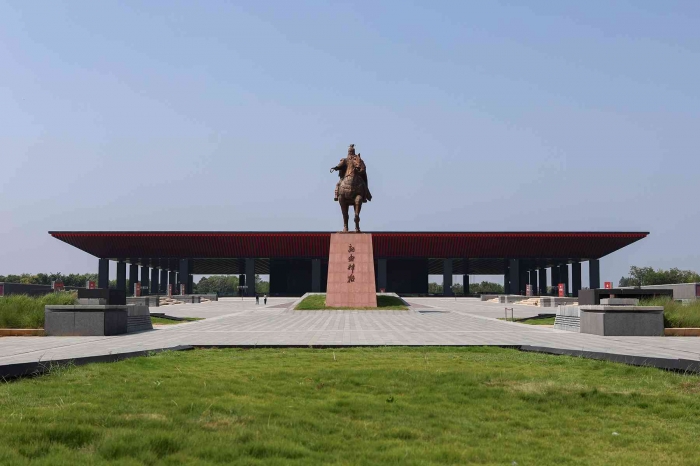 Mausoleum Cao Cao, yang juga dikenal sebagai Mausoleum Gaoling dari negara Wei atau Makam Xigaoxue merupakan sebuah makam yang terletak di Desa Xigaoxue, Kota Anfeng, Anyang, Henan. Situs makam ini diyakini sebagai tempat peristirahatan terakhir Cao Cao (155--220), seorang panglima perang sekaligus kKanselir Agung yang hidup pada masa akhir Dinasti Han. Penemuan makam ini dilaporkan pada tanggal 27 Desember 2009 oleh Biro Warisan Budaya Provinsi Henan. Pada tahun 2013, makam tersebut ditetapkan sebagai bagian dari kelompok ketujuh Situs Sejarah dan Budaya Utama yang Dilindungi di Tingkat Nasional di Tiongkok. Sumber Gambar : Wikipedia
