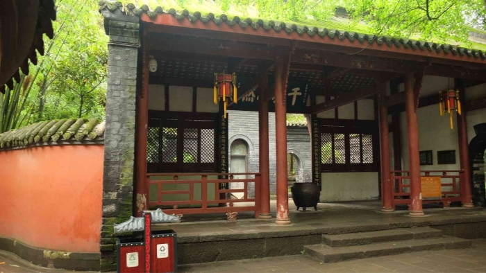 Makam Liu Bei (dikenal sebagai Makam Huiling / ) terletak di dalam kompleks Kuil Wuhou Chengdu (Chengdu Wu Hou Shrine) di Distrik Wuhou, Chengdu, Sichuan, Tiongkok. Kuil Wuhou dan Makam Huiling adalah satu-satunya situs di Tiongkok yang menyatukan tempat persemayaman seorang kaisar (Liu Bei) dengan kuil peringatan menterinya yang setia, Zhuge Liang. Gundukan makam berbentuk lingkaran dengan tinggi sekitar 12 meter dan keliling 180 meter, dikelilingi oleh pepohonan cemara kuno dan tembok merah yang ikonik. Makam ini hingga kini merupakan situs pemakaman kuno dari era Tiga Kerajaan yang belum pernah diekskavasi secara resmi.
