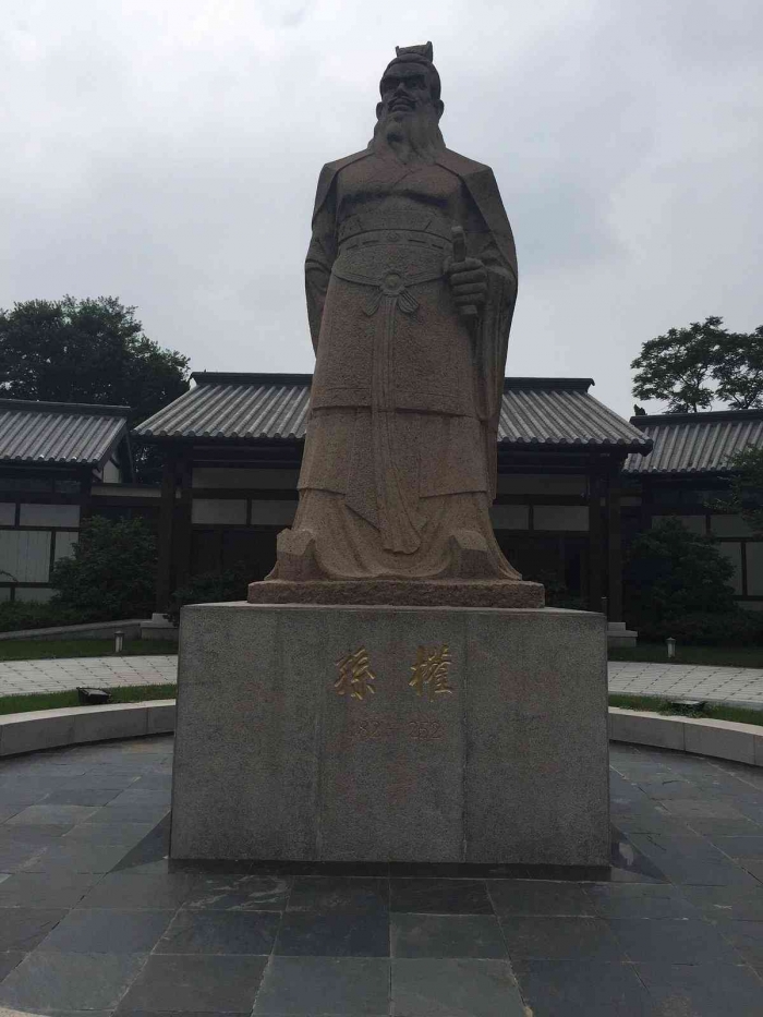 Makam Sun Quan (dikenal sebagai Sunquanmu) terletak di Gunung Meihua (Meihuashan), kawasan Pemakaman Ming Xiaoling, Nanjing, Jiangsu, Tiongkok. Sun Quan (182--252 M) adalah pendiri dan kaisar pertama Kerajaan Wu Timur pada era Tiga Kerajaan di Tiongkok. Lokasi Persis berada di dalam area Sunquanmu di dekat Jalan Patung Batu Shendao (Gunung Meihua), menyatu dengan kompleks pemakaman bersejarah di Nanjing. Bangunan asli di atas permukaan tanah sudah tidak tersisa lagi sejak lama (hilang pada masa Dinasti Qing), dan yang ada sekarang adalah penanda atau nisan sederhana di bukit kecil tersebut. Sumber : Wikipedia