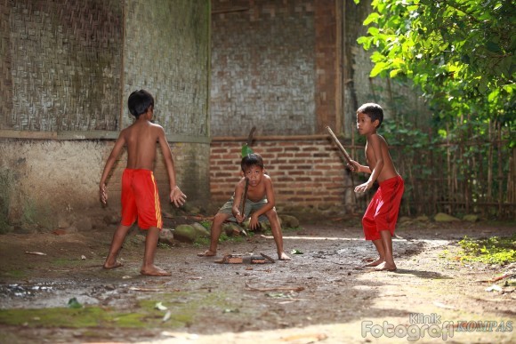 Bermain Sekaligus Belajar dengan Permainan  Benthik  oleh  Bermain Sekaligus Belajar dengan Permainan  Benthik  oleh