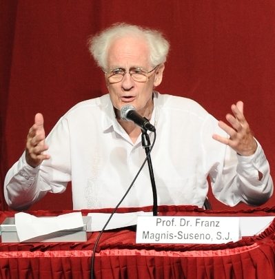 Prof. Dr. Franz Magnis-Suseno, SJ, guru besar filsafat dari STF Driyarkara Jakarta (Sumber foto: http://www.reformed-crs.org/pic/content_232_romomagnis_ok.jpg)