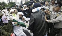 FPI bentrok dengan polisi. Gambar: Indonesiamedia .