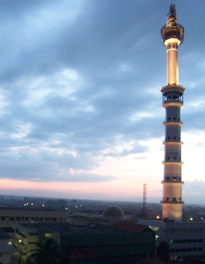 Petang menyelimuti Menara Asmaul Husna