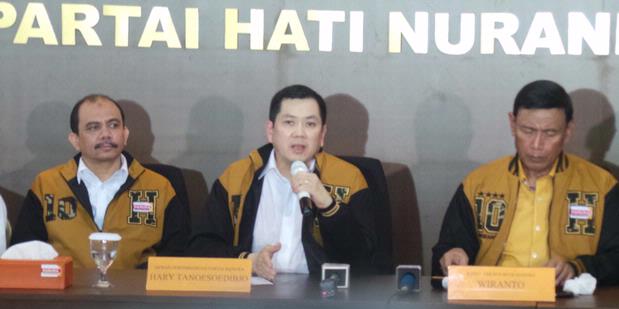 Hary Tanoesoedibjo (tengah) dan Ketua Umum DPP Partai Hanura pada jumpa pers di Kantor DPP Partai Hanura, Jakarta, Minggu (17/2/2013). Hary Tanoe resmi dilantik menjadi Ketua Dewan Pertimbangan Partai Hanura. (kompas.com)