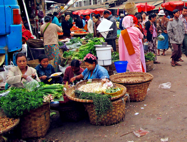 Pemandangan Unik pada Penduduk Myanmar oleh Williandry Rad Pemandangan Unik pada Penduduk Myanmar oleh Williandry Rad