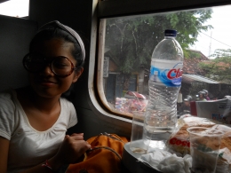 Di atas kereta ekonomi yang melaju. Banyuwangi-Yogyakarta, pada awal Januari 2013.