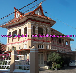 Rumah Gajah Mungkur Yang Indah Dan Unik Di Gresik oleh Rumah Gajah Mungkur Yang Indah Dan Unik Di Gresik oleh