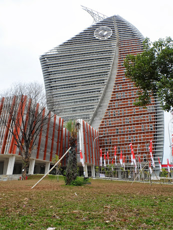 TAMPAK BERDIRI GEDUNG PHINISI