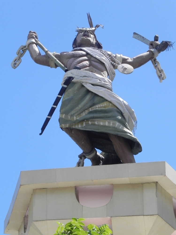 Monumen Integrasi yang berbentuk liurai dengan borgol terputus di kedua tangan