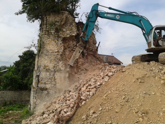 Pemusnahan Bangunan Tua Pabrik Pembakaran Kapur di Depok Pemusnahan Bangunan Tua Pabrik Pembakaran Kapur di Depok