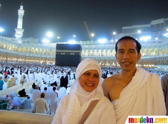 Jokowi dan Istri sedang berihrom (Sumber: Merdeka.com)