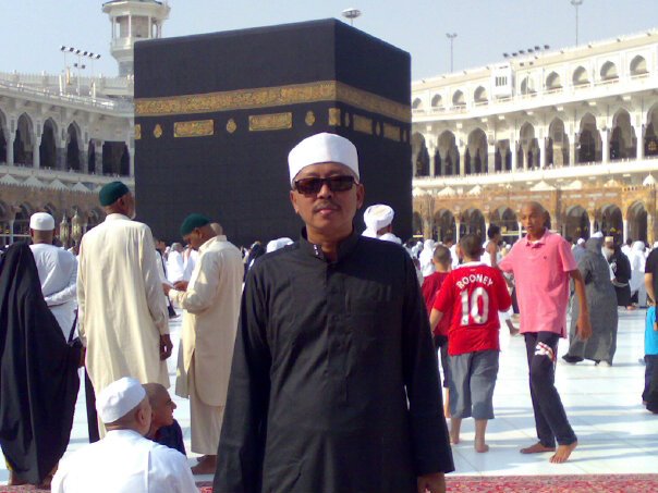Di belakang teman saya di sekitar kabah, anak-anak menggunakan kaos sepakbola. img: dok.pribadi