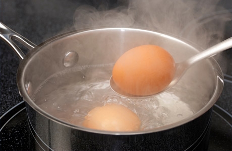 Rebuslah telur setelah air mendidih (foto:perkasamandiri2.wordpress.com