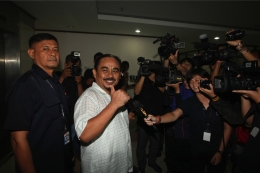 Lutfhi Hasan Ishaaq flashes a thumbs up sign to reporters at the Jakarta Anti-Corruption Court on Dec. 9, 2013. (JG Photo/Afriadi Hikmal)