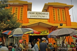 Pasar beringharjo Yogyakarta (www.tourjogja.com)
