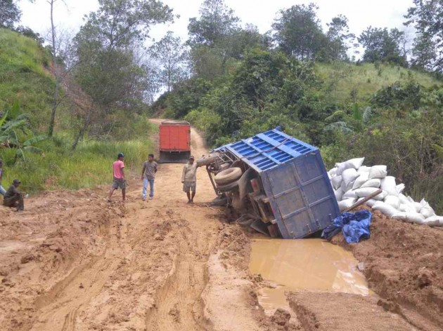 Kalau truk pembawa logistik untuk daerah terpencil terbalik seperti ini, tentunya pasokan bahan pokok desa akan tertunda cukup lama