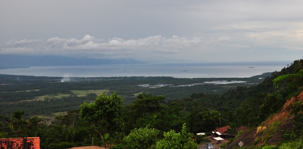 Turunan Mayit - pemandangan Teluk Semangka dan Gunung Tanggamus