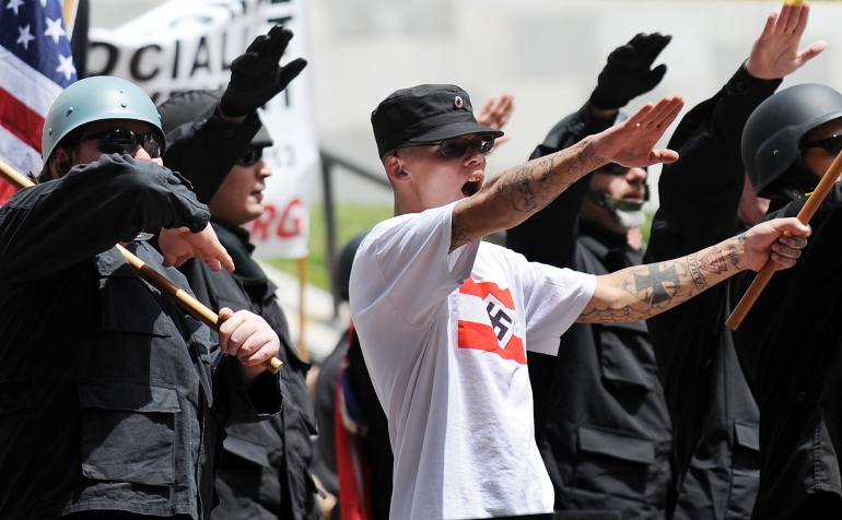 Pemuda gerakan Neo-Nazi di AS (cbsla.files.wordpress.com)