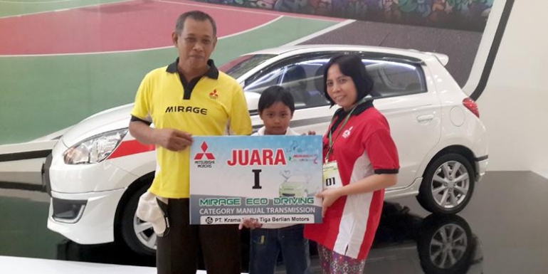 Bapak Suharijanto dan keluarga yang memenangi lomba irit Mitsubishi Mirage di Surabaya/kompas.com