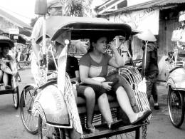 Becak di salah satu jalan di Yogyakarta (Dokumentasi Pribadi)