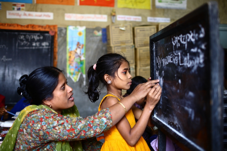 Ilustrasi Proses Mengajar di Bangladesh. Sumber: http://www.globalization101.org