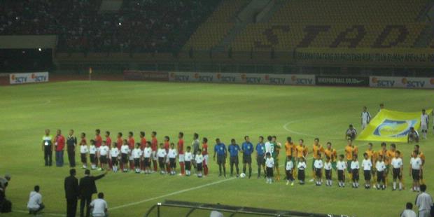 Beberapa pemain timnas Australia ingin menyalami wasit meski lagu Indonesia Raya belum selesai dikumandangkan ketika ingin melakoni laga perdana kualifikasi Grup E Piala Asia U-22 di Stadion Utama Riau, Pekanbaru, Kamis (5/7/2012).