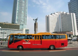 ("Ket Photo: Bus TransJakarta yang fomena dan berwarna cerah...memberi gairah baru bag masyarakat urban kelas menengah daan bawah Jakarta yang setiap hari bekerjaan dengan waktu itu.."