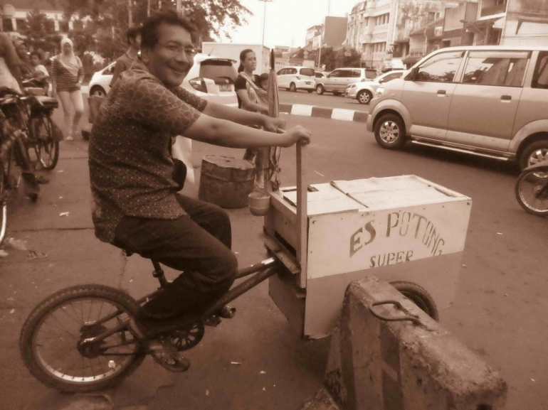 (Ket PHoto: "Penulis, diakhir ngobrol dengan tukang penjual ES Potong khas Jakarta ini, berpose sejenak (Selfie atau Narsis ya..?), di gerobak Es Potongnya.."/ Dok pribadi)"
