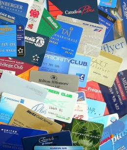 Contoh berbagai jenis kartu loyalty program.  (Sumber foto:   http://upload.wikimedia.org/wikipedia/commons/thumb/5/56/Kundenkarten.JPG/507px-Kundenkarten.JPG)