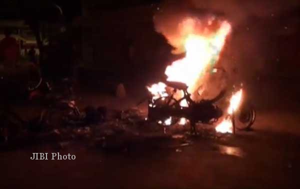 Sepeda motor terbakar pada kerusuhan di Grobogan (poto : Solopos.com)