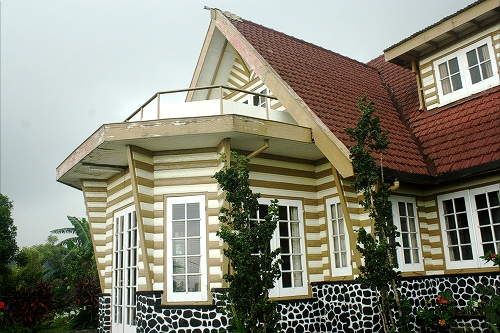 Menengok Rumah Bergaya Kolonial oleh Teguh Hariawan Menengok Rumah Bergaya Kolonial oleh Teguh Hariawan