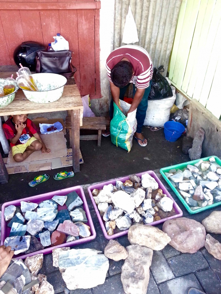 pedagang batu obi pasar gamalama