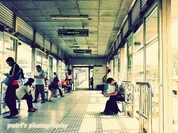 Suasana menunggu Busway di Halte Busway Cawang UKI.