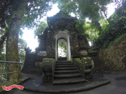 Gapura yang menyambut ke makam Pangeran Sambernyowo