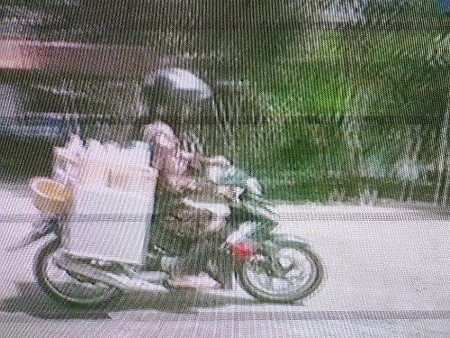 Gambar : Tampak Sutriyani mengendarai sepeda motornya, berkeliling berjualan jamu demi memenuhi kebutuhan sehari-hari (sumber: maliamiruddin57.blogspot.com)