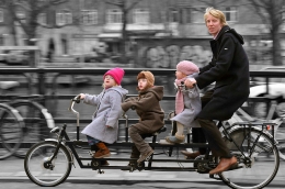 Asyiknya bersepeda bersama di Belanda (Sumber: http://farm3.staticflickr.com/2724/4179455963_0f73ae500c_z.jpg)