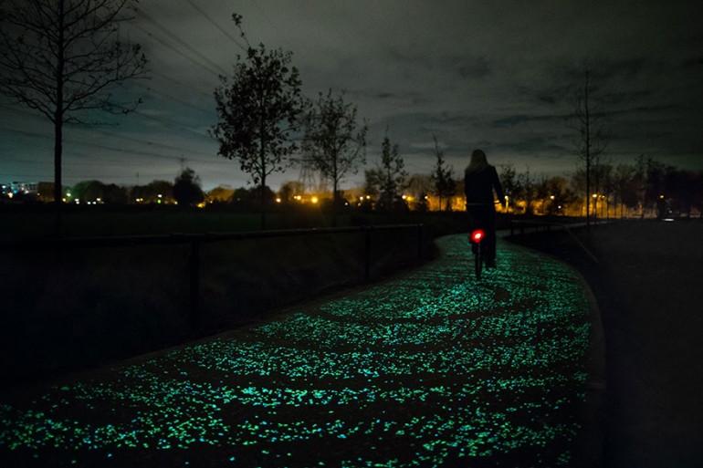 Van-Gogh Rooseegarde Cycle Lane (Sumber: http://cdn.earthporm.com/wp-content/uploads/2014/11/van-gogh-starry-night-glowing-bike-path-daan-roosengaarde-1.jpg)