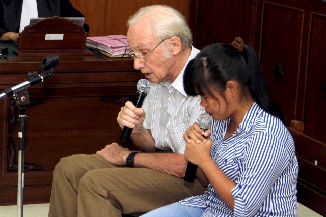 Mary Jane Fiesta Veloso (right) with Father Bernhard Kieser (left) in Sleman Court, the Province of the Special Region of Yogyakarta (Daerah Istimewa Yogyakarta, or DIY), Indonesia; on Wednesday, March 4th, 2015).