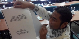 Wakil Ketua DPRD DKI Abraham Lunggana memegang materi rapat yang disusun oleh pakar keuangan daerah Sumardjiyo, Jumat (27/3/2015)/kompasiana(kompas.com)