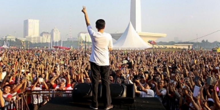 Capres nomer urut 2 Joko Widodo atau Jokowi saat melepas ribuan peserta acara Gerak Jalan Revolusi Mental di Kawasan Monas, Jakarta, Minggu (22/6)/Kompasiana(kompas.com)